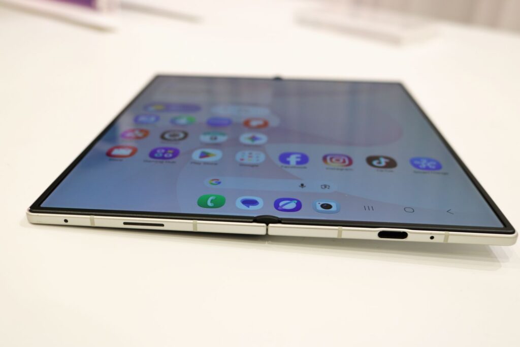 Samsung Galaxy Z Fold8 Ultra side