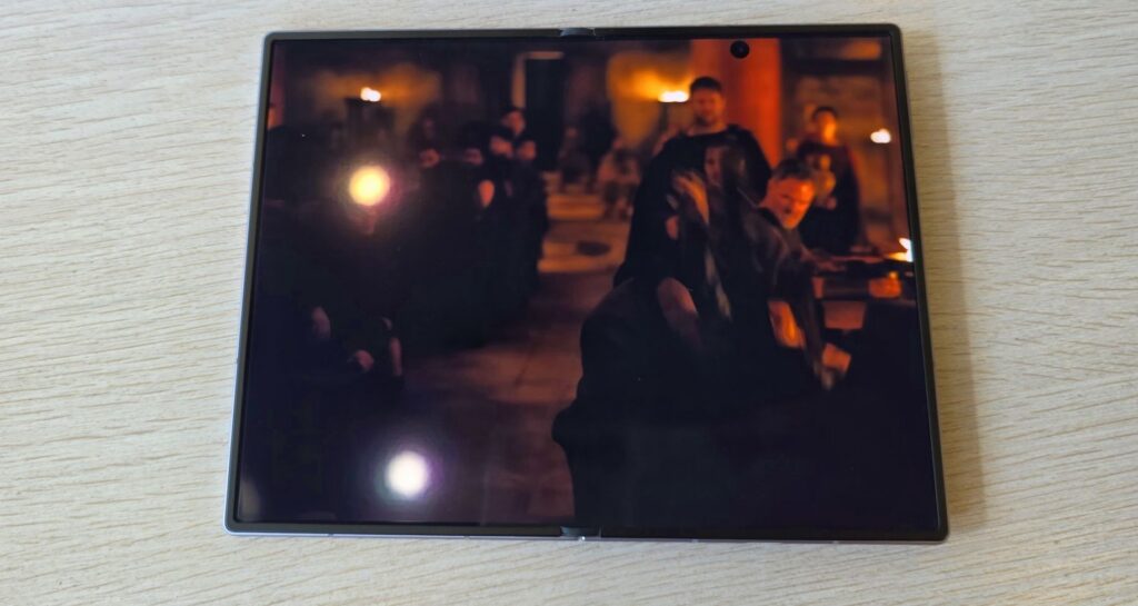 Samsung Galaxy Z Fold8 Review flat
