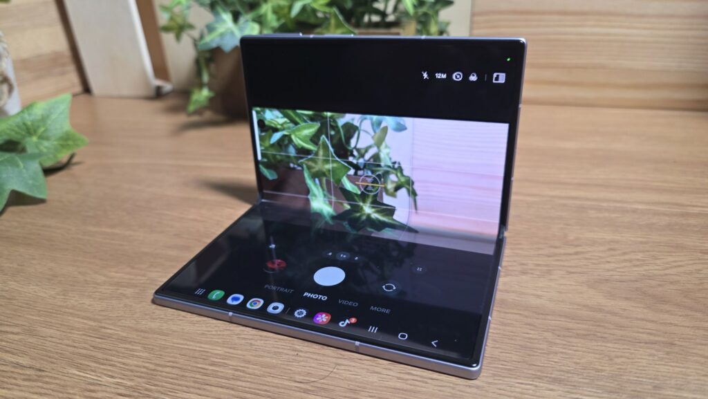 Samsung Galaxy Z Fold 8 First Look and Unboxing - The First 72 Hours With Samsung’s New Passport-Sized Flagship 8 Samsung Galaxy Z Fold 8 flex