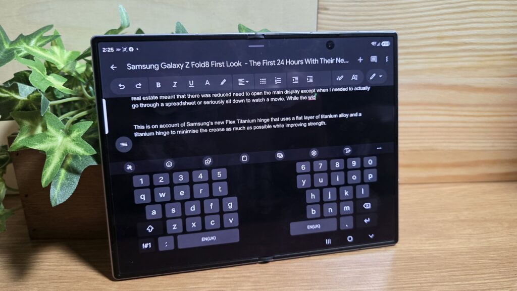 Samsung Galaxy Z Fold 8 First Look and Unboxing - The First 72 Hours With Samsung’s New Passport-Sized Flagship 9 Samsung Galaxy Z Fold 8 typing