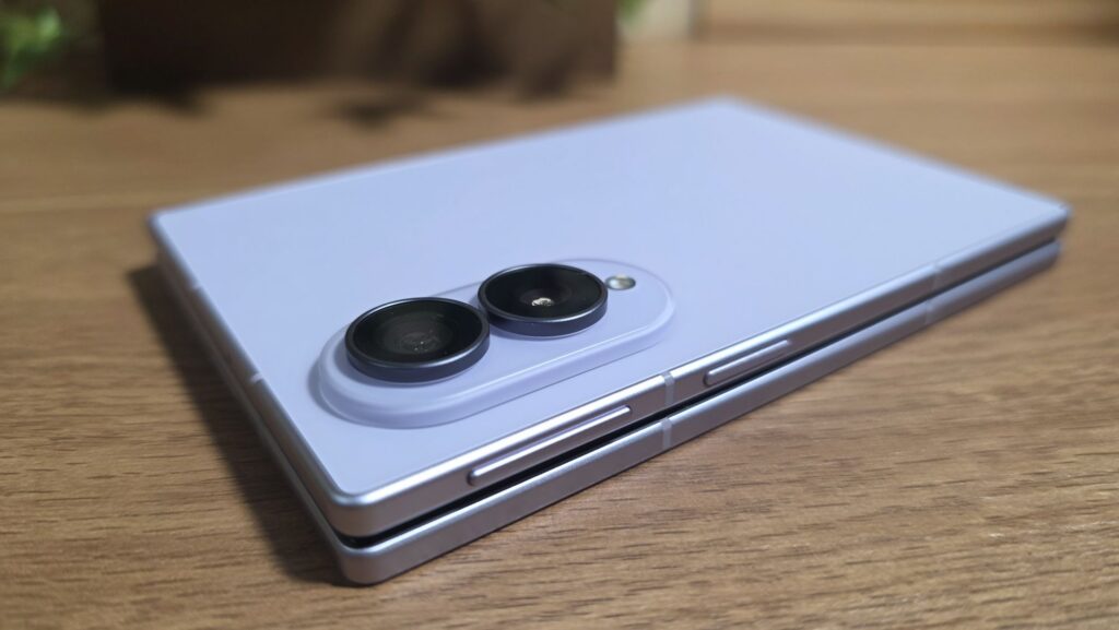 Samsung Galaxy Z Fold 8 First Look and Unboxing - The First 72 Hours With Samsung’s New Passport-Sized Flagship 4 Samsung Galaxy Z Fold 8 side