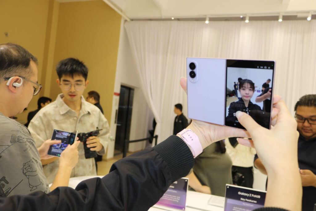 Here’s 8 Reasons Why You Need To Own The New Samsung Galaxy Z Fold 8 Flagship Foldable 7 Samsung Galaxy Z Fold 8 selfie
